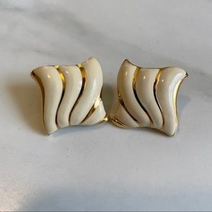 Cute vintage earrings. Cream and gold.